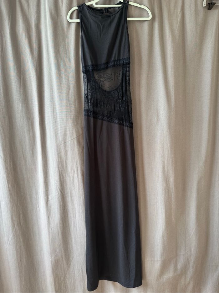Robe noire longue dos nu avec dentelle – Élégante & sexy - photo numéro 2