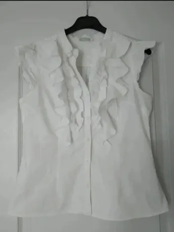 Elégante chemise à volant blanche