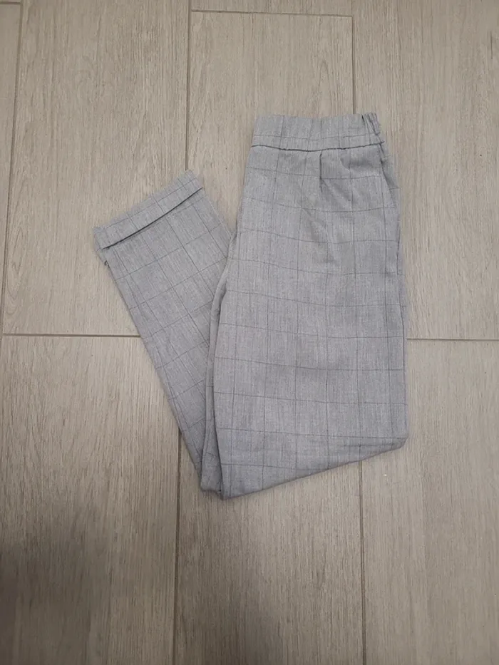Pantalon gris à carreaux habillé
