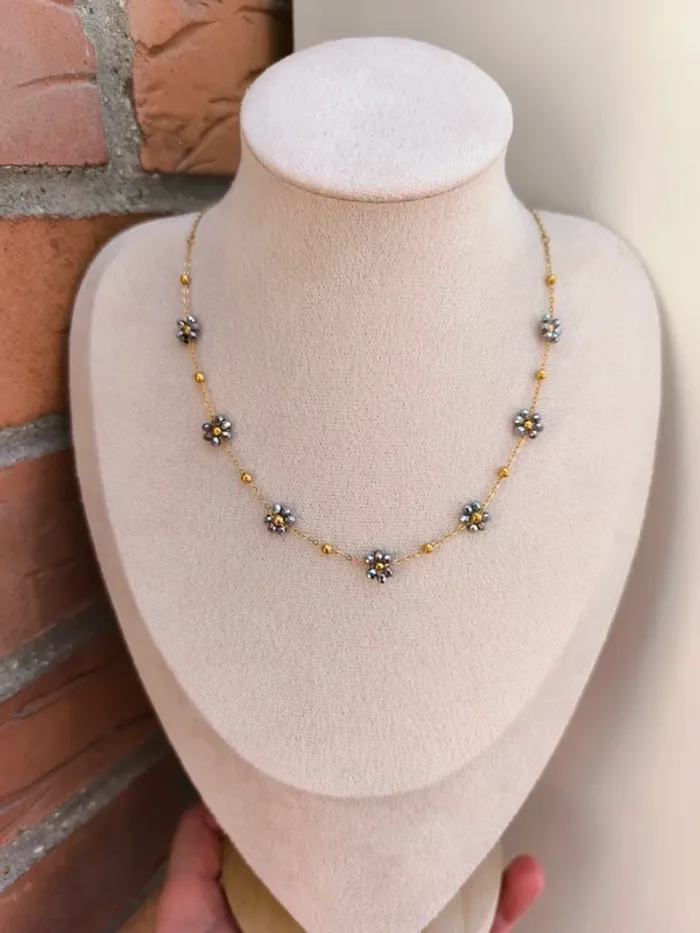 Collier doré avec fleurs marguerites argentées brillantes - photo numéro 4