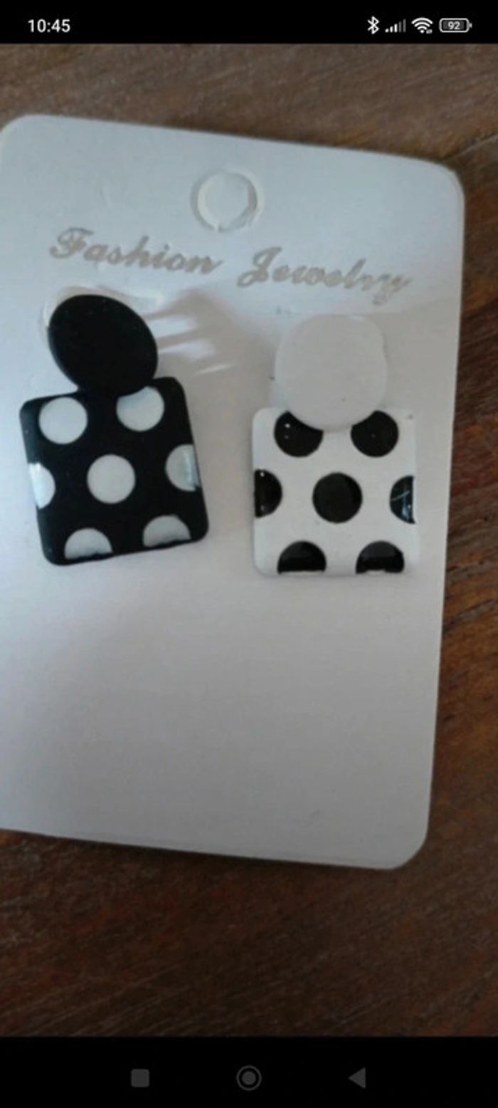 Boucles d'oreilles carre noir et blanc petit pois