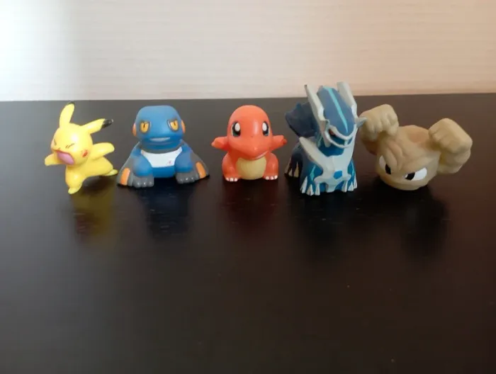 Lot de figurines pokemon