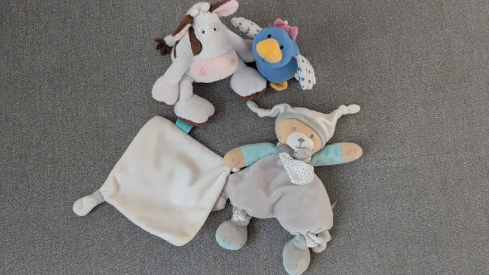 Lot doudou et peluches vache et oiseau