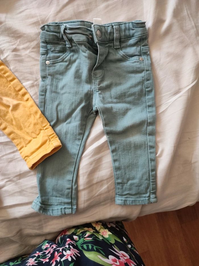 2 pantalons et 1 haut 9 mois - photo numéro 3