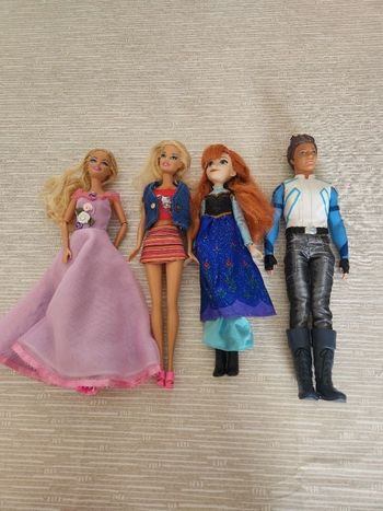 4 poupées (3 Barbies et 1 Ken) avec du mobilier en bois