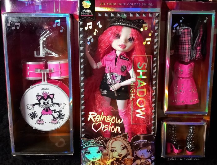 Poupée rainbow high Mara Pinkett shadow high néon rose groupe de rock