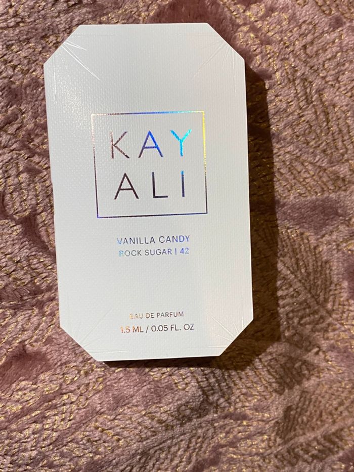 Kayali parfum Vanilla Candy Rock Sugar 1.5 ml ( bien lire l’annonce svp)