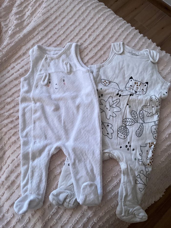 Deux pyjamas sans manches