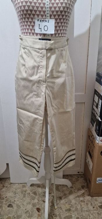 Pantalon 7/8, beige, satiné, avec motif bas de jambe, en très très bon état