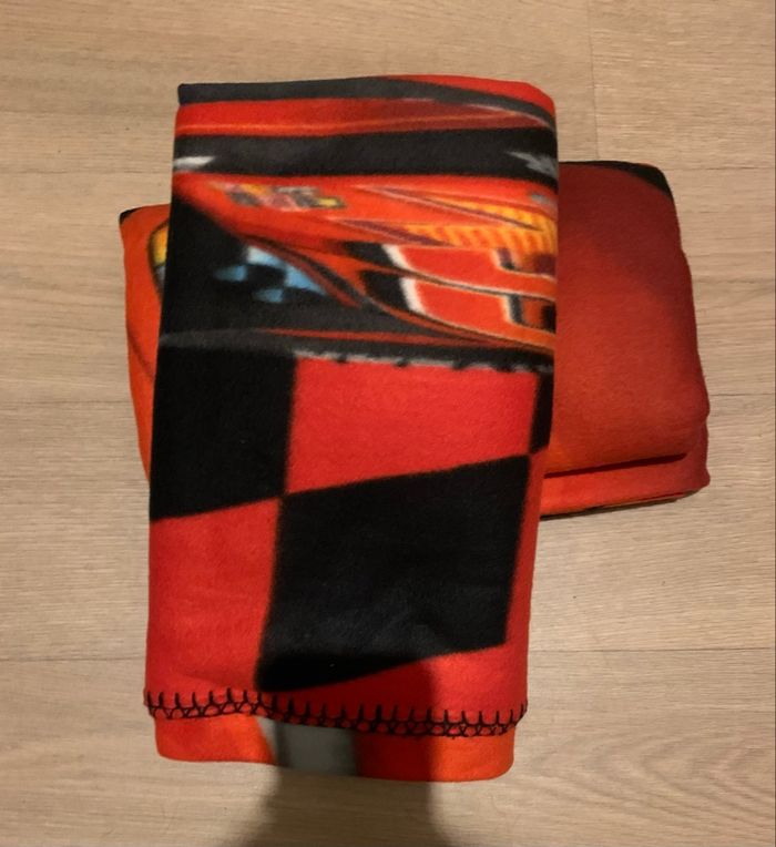 2 plaide en polaire cars identique  comme neuf - photo numéro 2