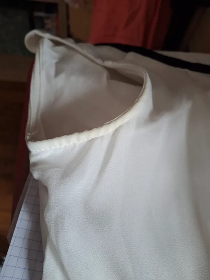 Débardeur blanc avec détail noir sur le devant - photo numéro 3