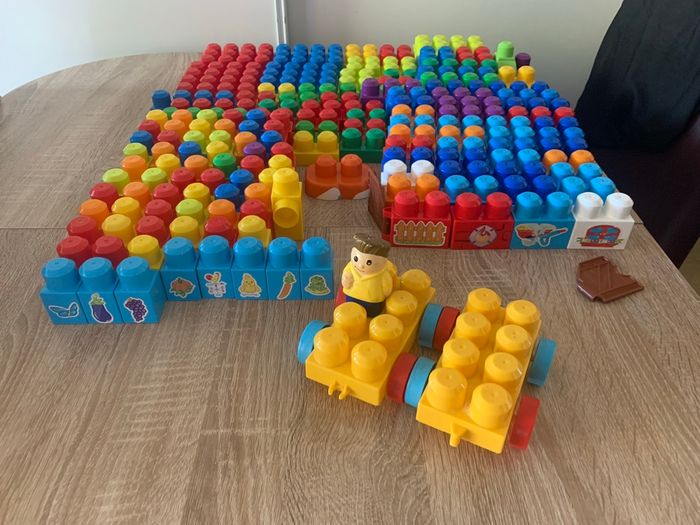 148 pièces de construction Méga Bloks + 2  véhicules + 1 personnage