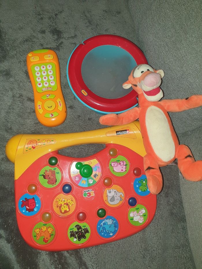 Lot jouets bébé et peluche