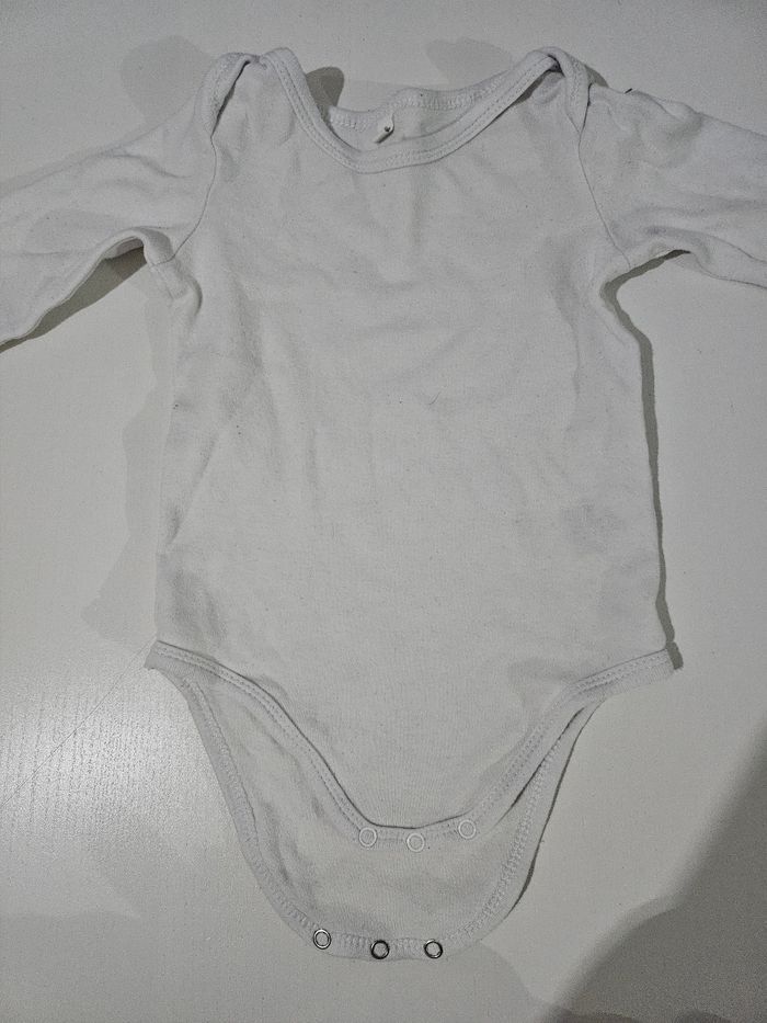Lot de 10 bodies 12 mois - photo numéro 6
