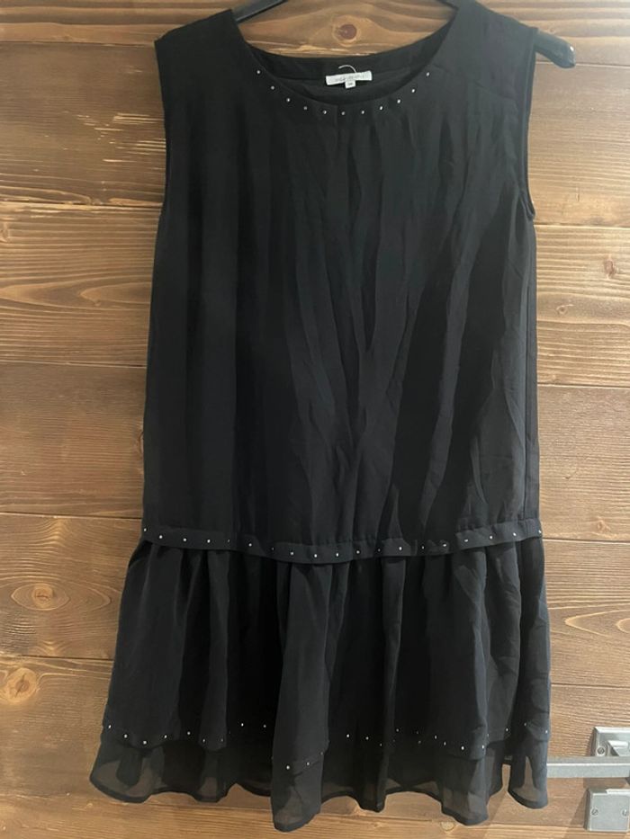 Robe noire avec clou argentée