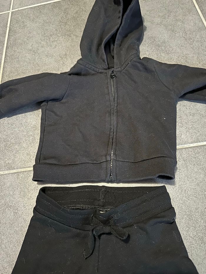 Ensemble jogging noir H&M 1 mois 56cm - photo numéro 2