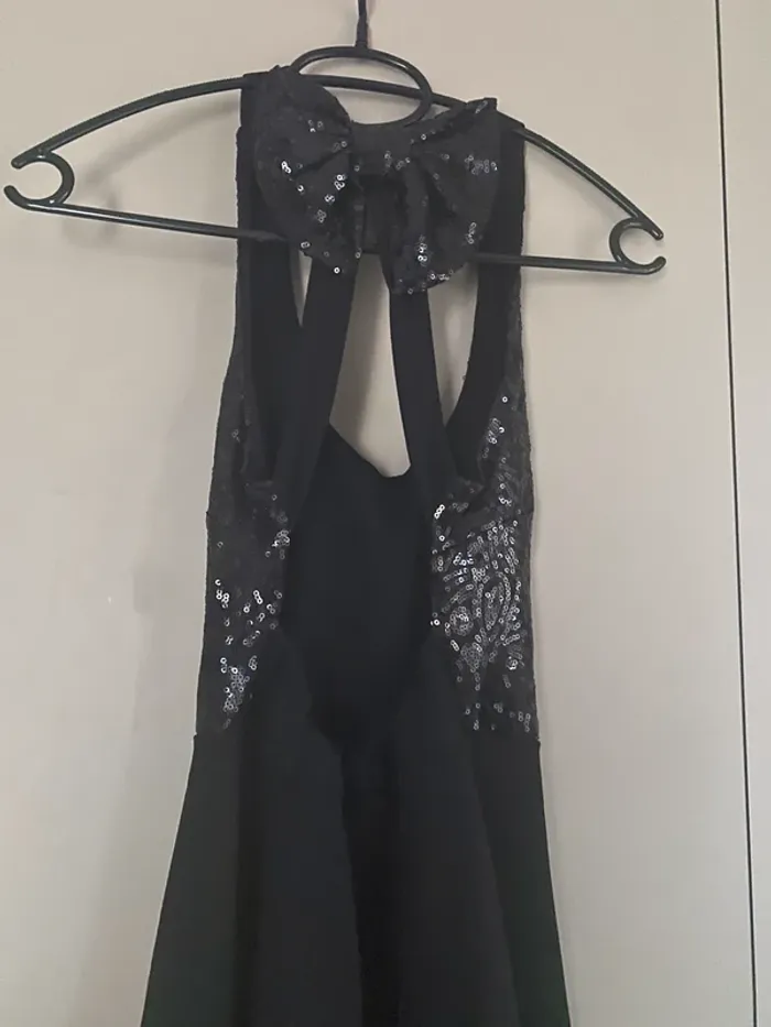 Petite robe noire de fête à sequins - photo numéro 3