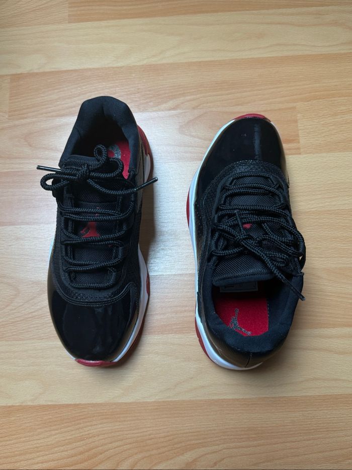 Air Jordan 11 CMFT noir et rouge taille 38 neuf - photo numéro 5