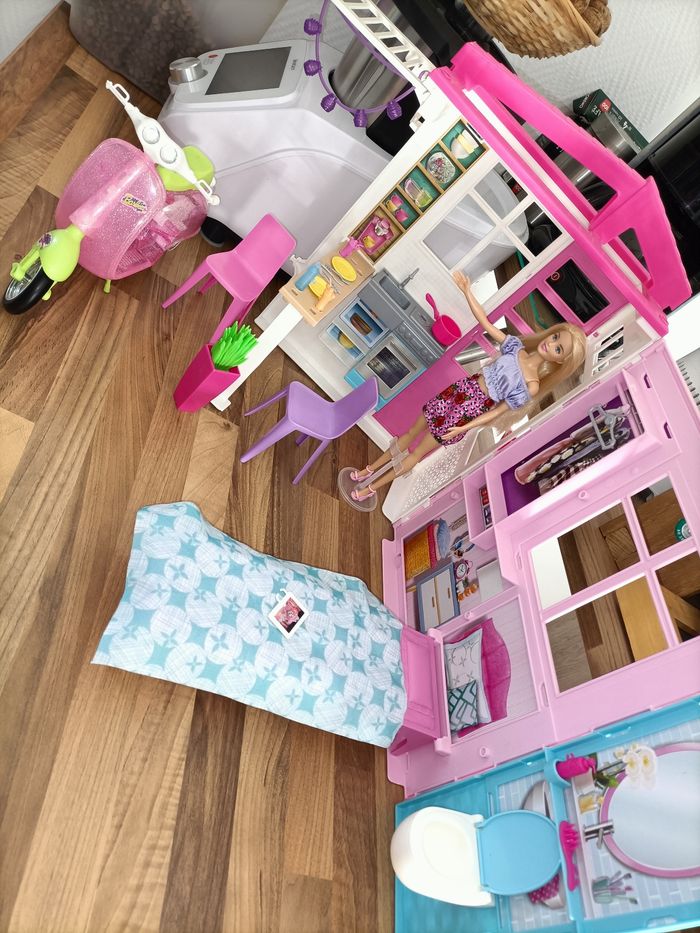 Jolie maison barbie 🏡 + 1 barbie + nombreux meubles et accessoires+ scooter - photo numéro 3