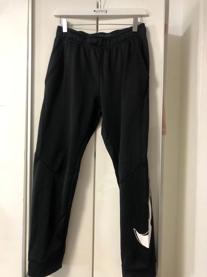 Jogging nike . Taille 13/15 ans