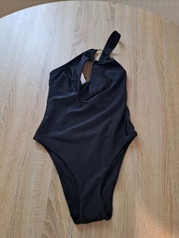 Joli maillot de bain 1 pièce asymétrique etam en taille S 
