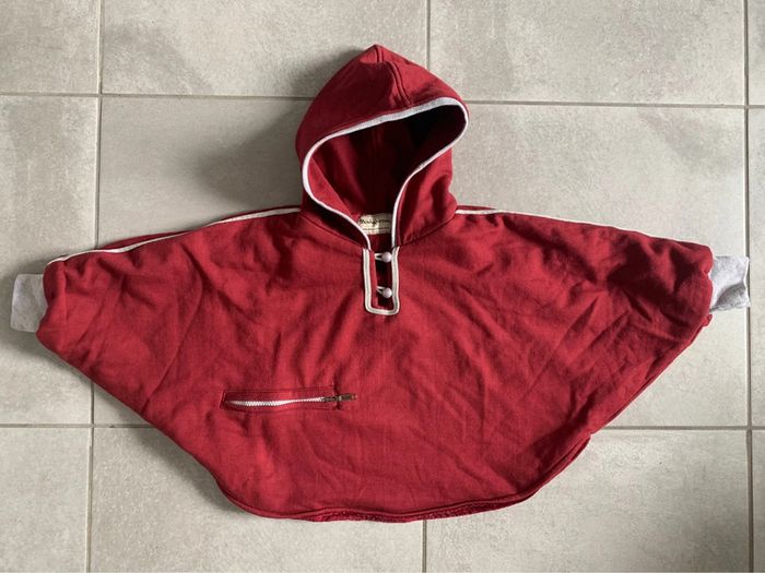 Superbe poncho bordeaux à capuche taille 5/6 ans