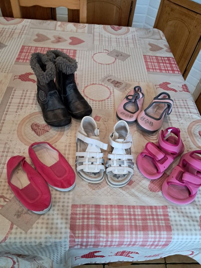 Lot de chaussures 25