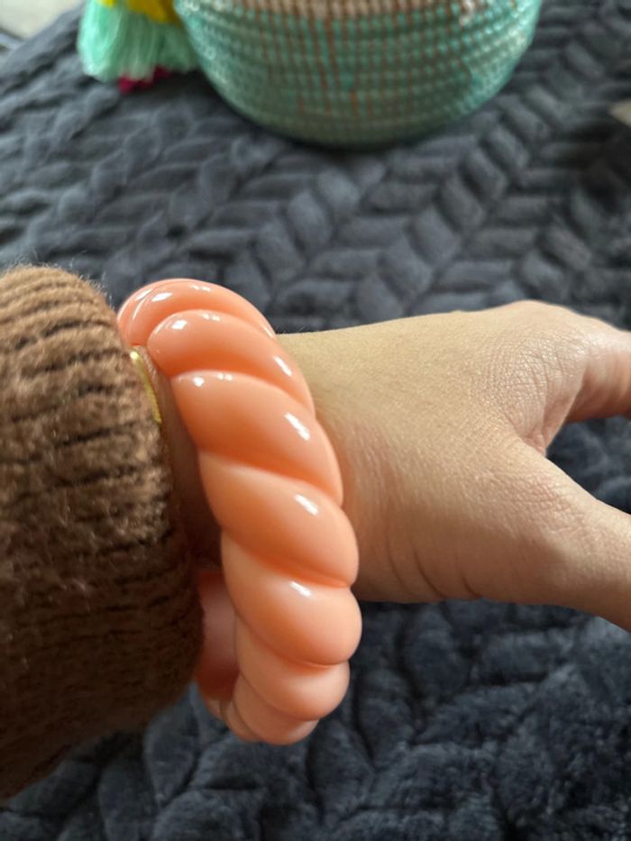 Bracelet jonc en acrylique couleur abricot 🍑 - photo numéro 3