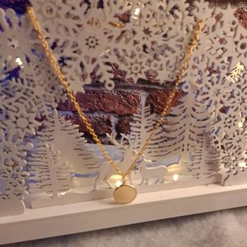 Collier doré avec pendentif beige et doré