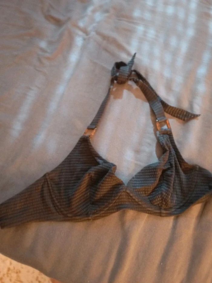2 maillots et 1 soutien gorge - photo numéro 2