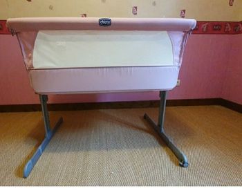Cododo rose Chicco avec 2 alèses et 2 draps housses