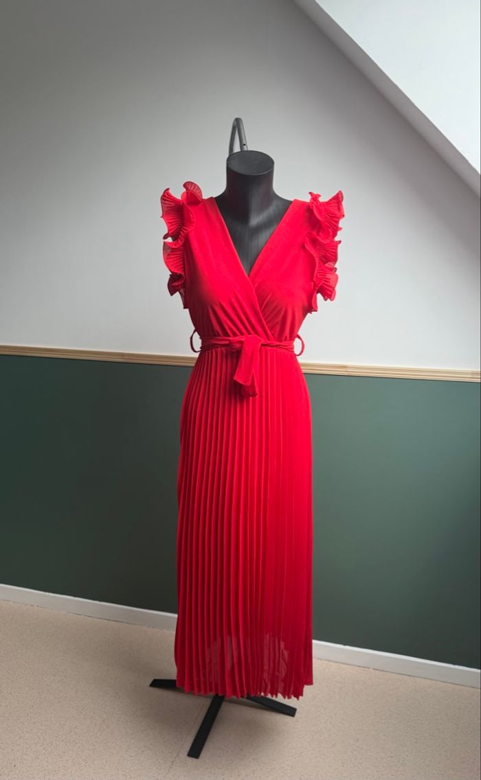 Robe longue rouge plissée décolleté en V croisé Victoria - photo numéro 2