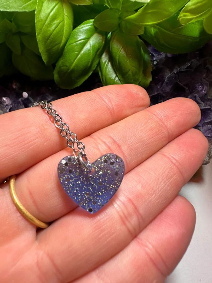 Pendentif petit cœur en résine bleue et doré - photo numéro 3