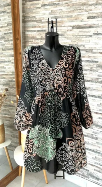 Robe midi noire et imprimés baroques