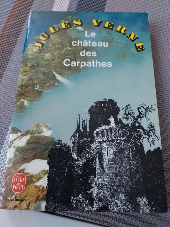 Livre de poche Le château des carpathes