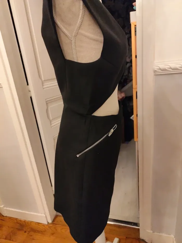 Robe noir courte Zara découpé poitrine noire zip - photo numéro 5