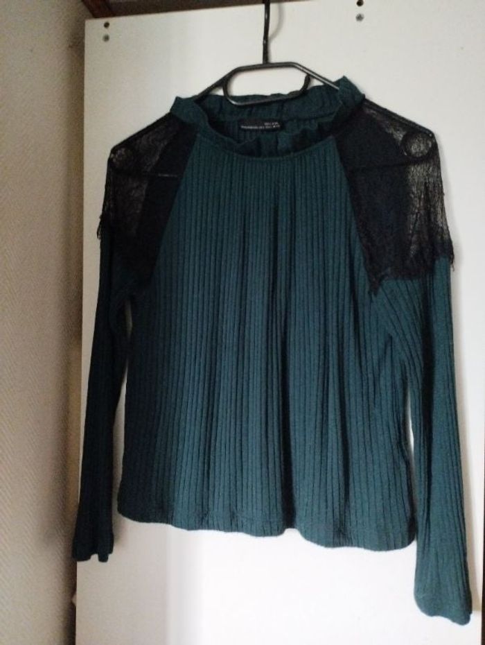 Haut dentelle épaules