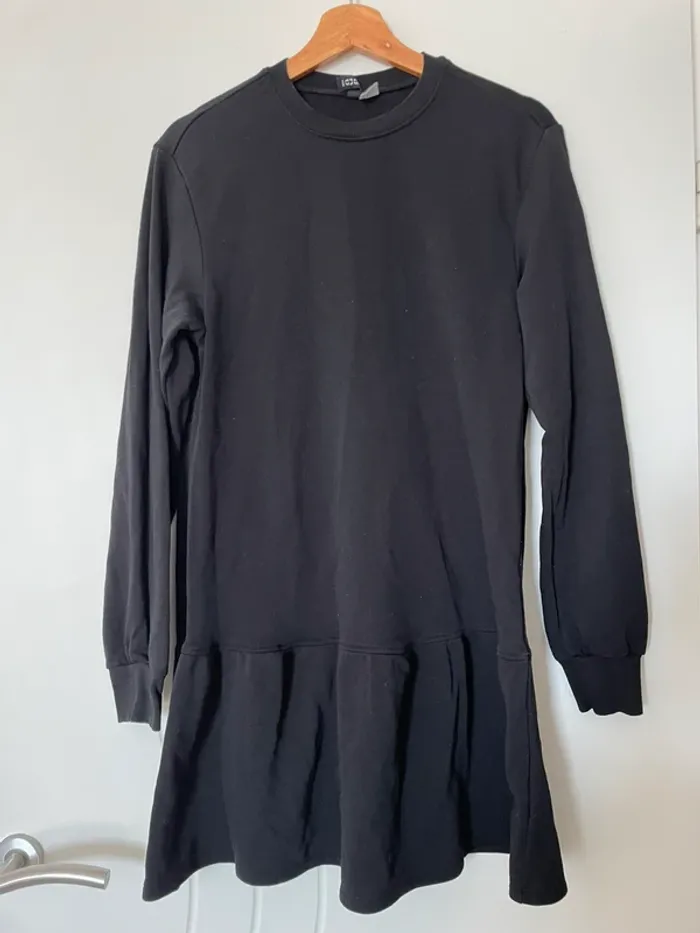 Pull noir h&m évasé effet jupette en très bon état