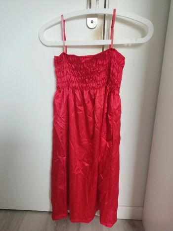 Robe rouge brillante a bretelles smockée poitrine taille unique