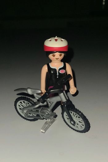 4743 playmobil Jeune femme avec son vtt et casque de vélo