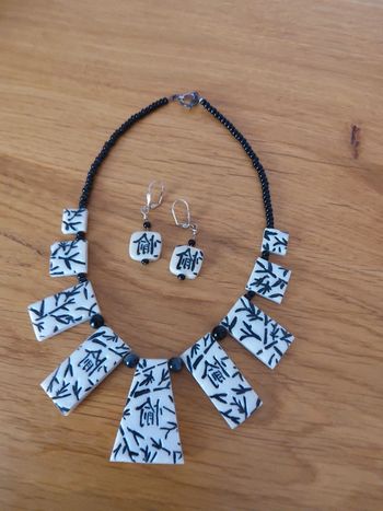 Collier et boucles d'oreilles assorties