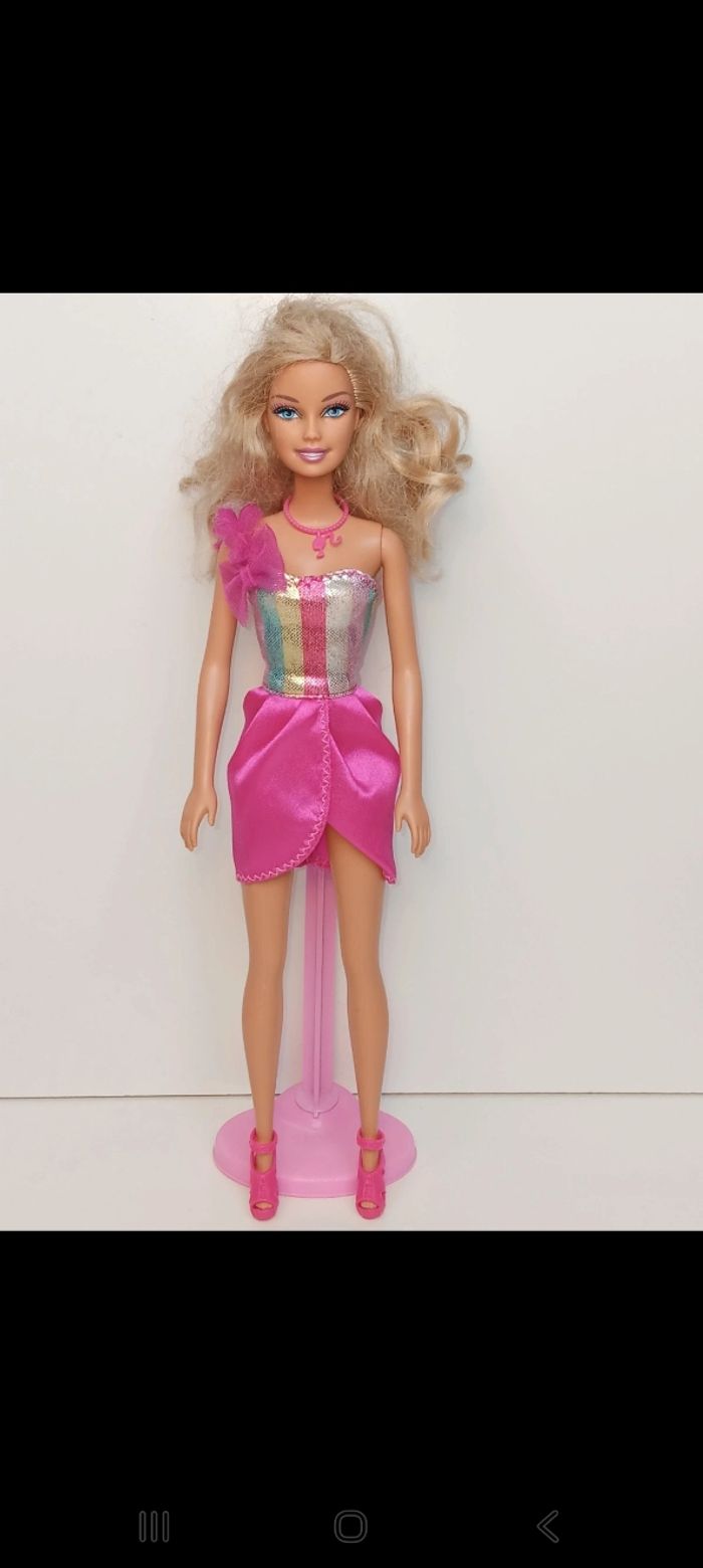 Poupée mattel barbie ensemble rose arc-en-ciel fashion 
Poupée et ensemble compris
