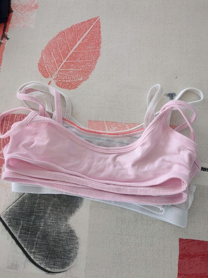 Lot 4 brassières 5/6 ans