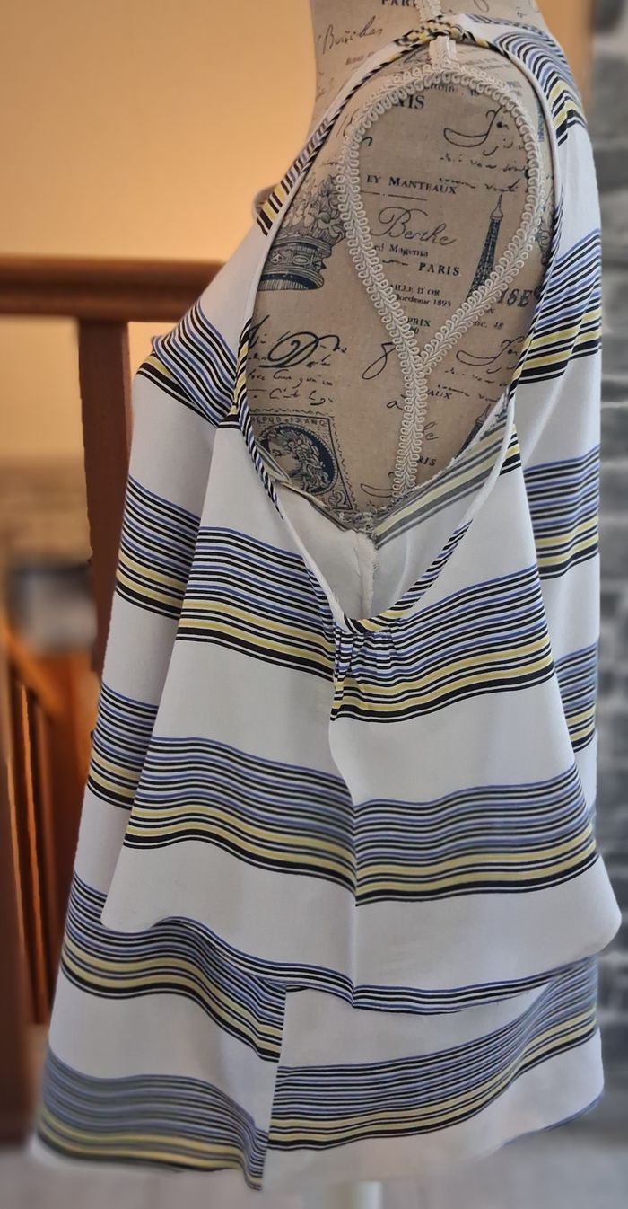 Blouse avec les épaules ouvertes blanche à rayures - photo numéro 4