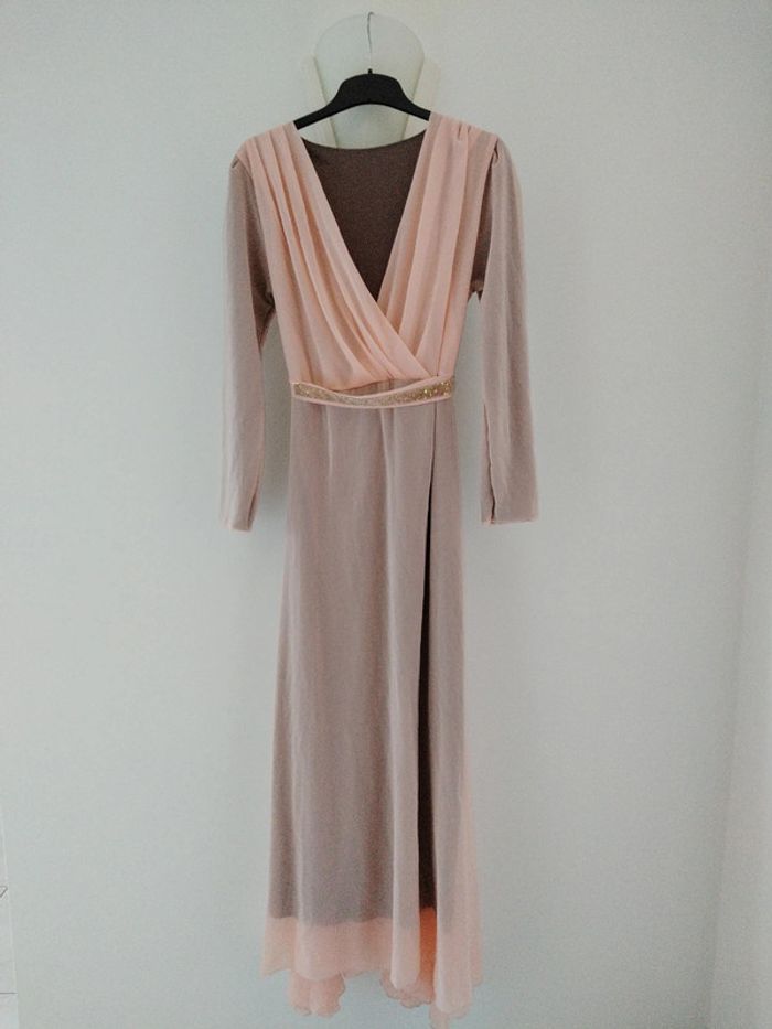 Robe de soirée longue avec ceinture à nouer rose
