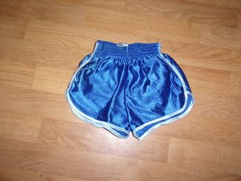 Short satine mixte bleu roy liseré bleu ciel 8ans NEUF