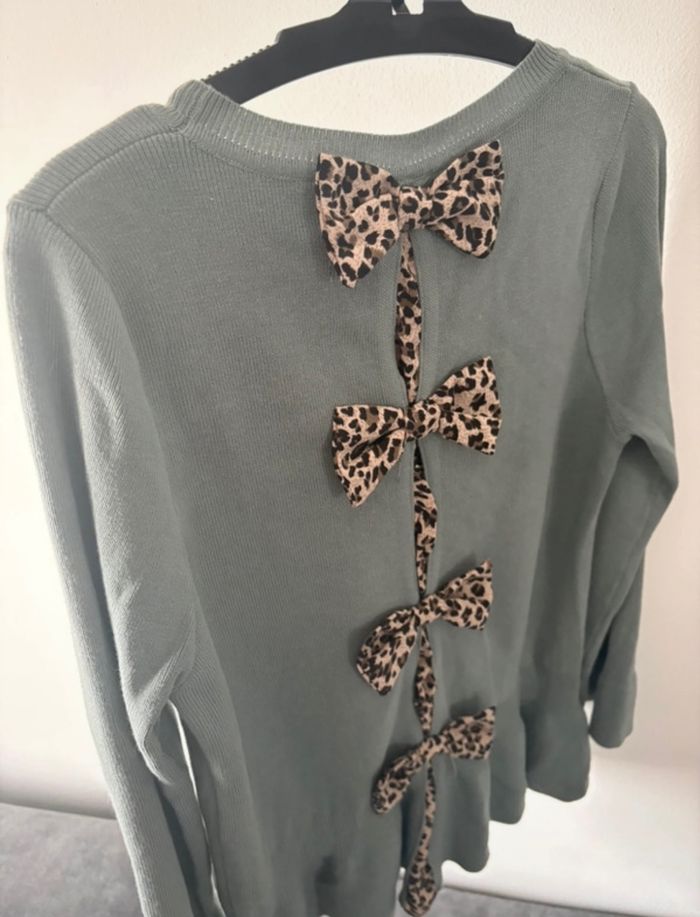Pull vert à papillon léopard