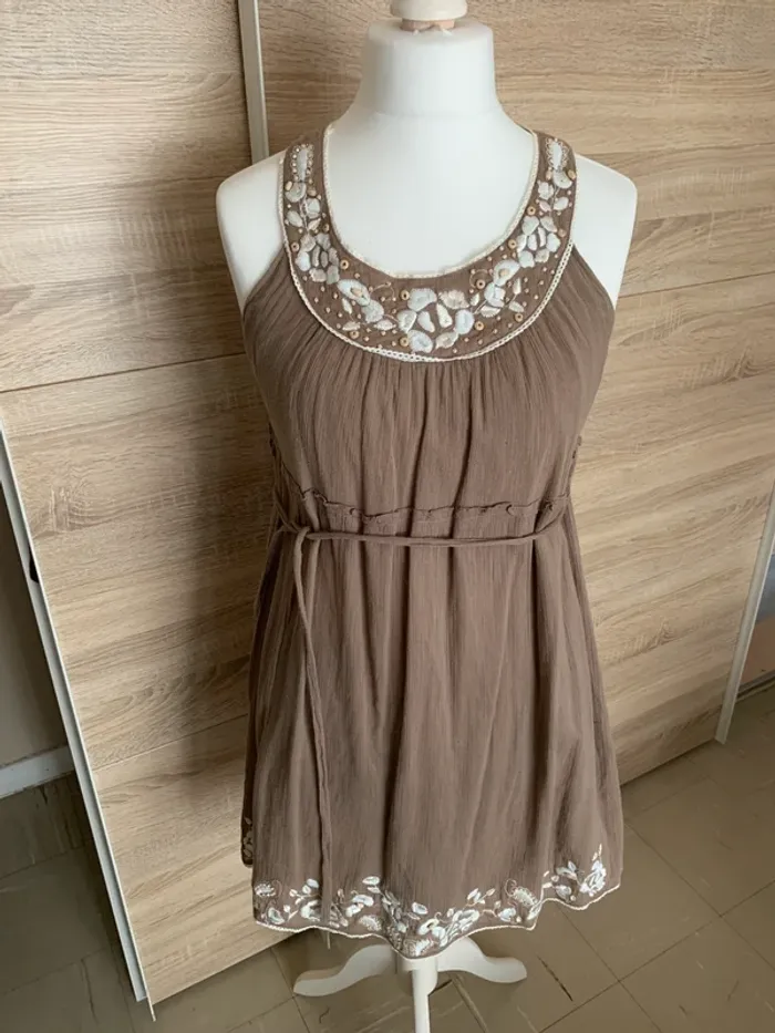 Robe tunique marron col rond perles